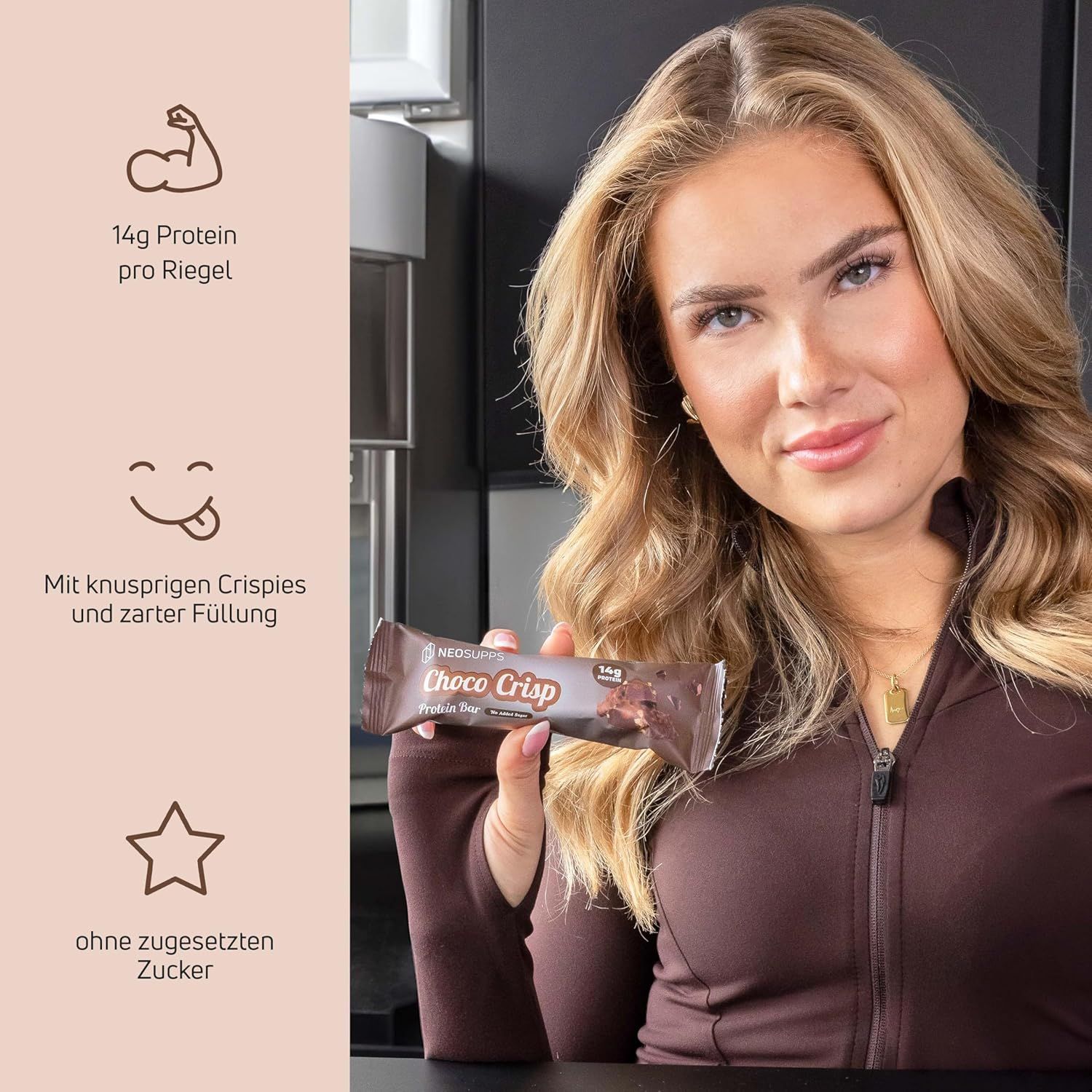 Frau hält eine Neosupps Choco Crisp Proteinriegel. Auf der Verpackung steht "14g Protein".