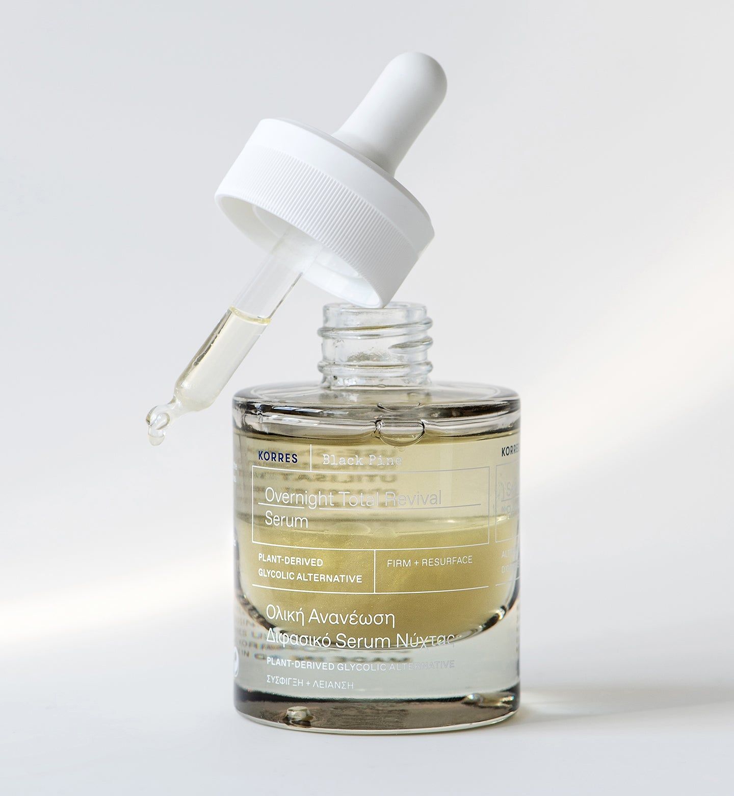 Glasflasche mit Serum und Pipette. Pipette mit Serumtropfen. Marke KORRES sichtbar. Hintergrund weiß.