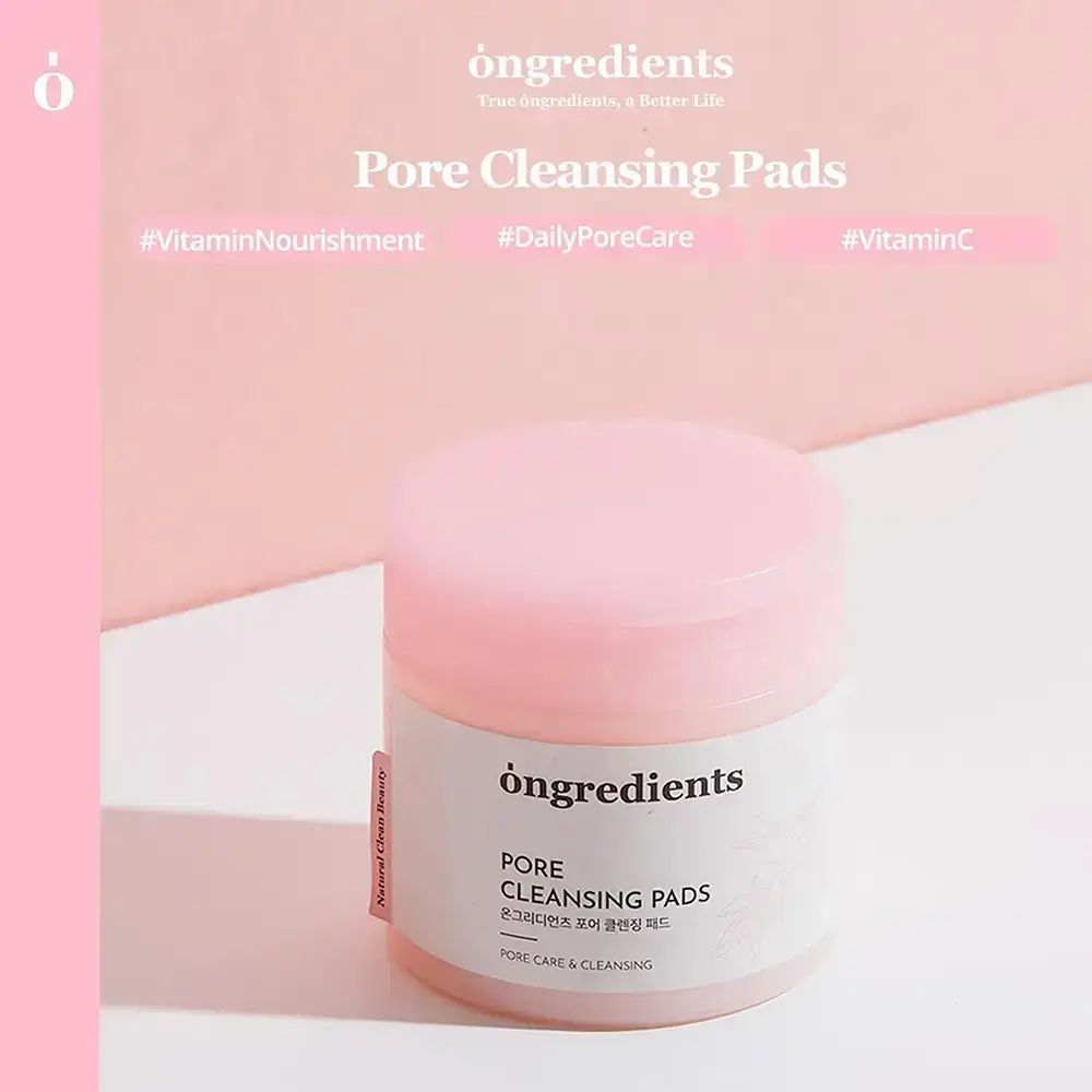 Runde Dose mit rosa Deckel. Aufschrift: Ongredients, Pore Cleansing Pads. Text: #VitaminNourishment, #DailyPoreCare, #VitaminC.