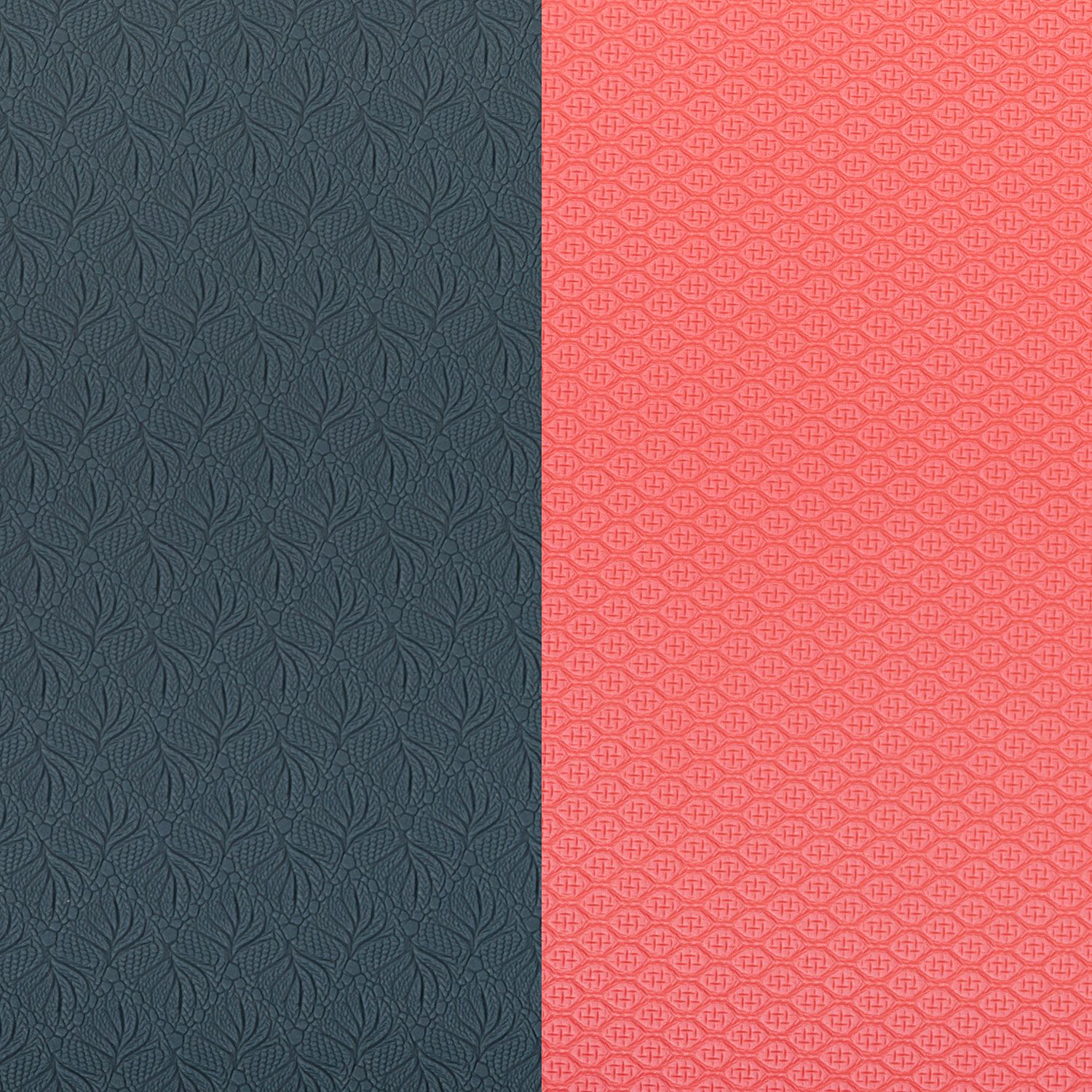 Yogamatte, geteilt in dunkelblau und korallenrot. Oberflächenmuster sichtbar.