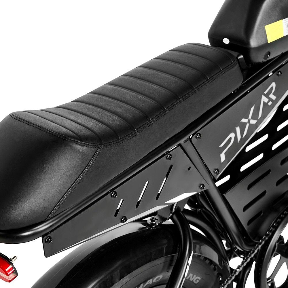 Schwarzer Sitz und Seitenteil des PIXAR SuperV Dirtbikes. Der Sitz ist gepolstert. Das Seitenteil hat Löcher und das Logo PIXAR.