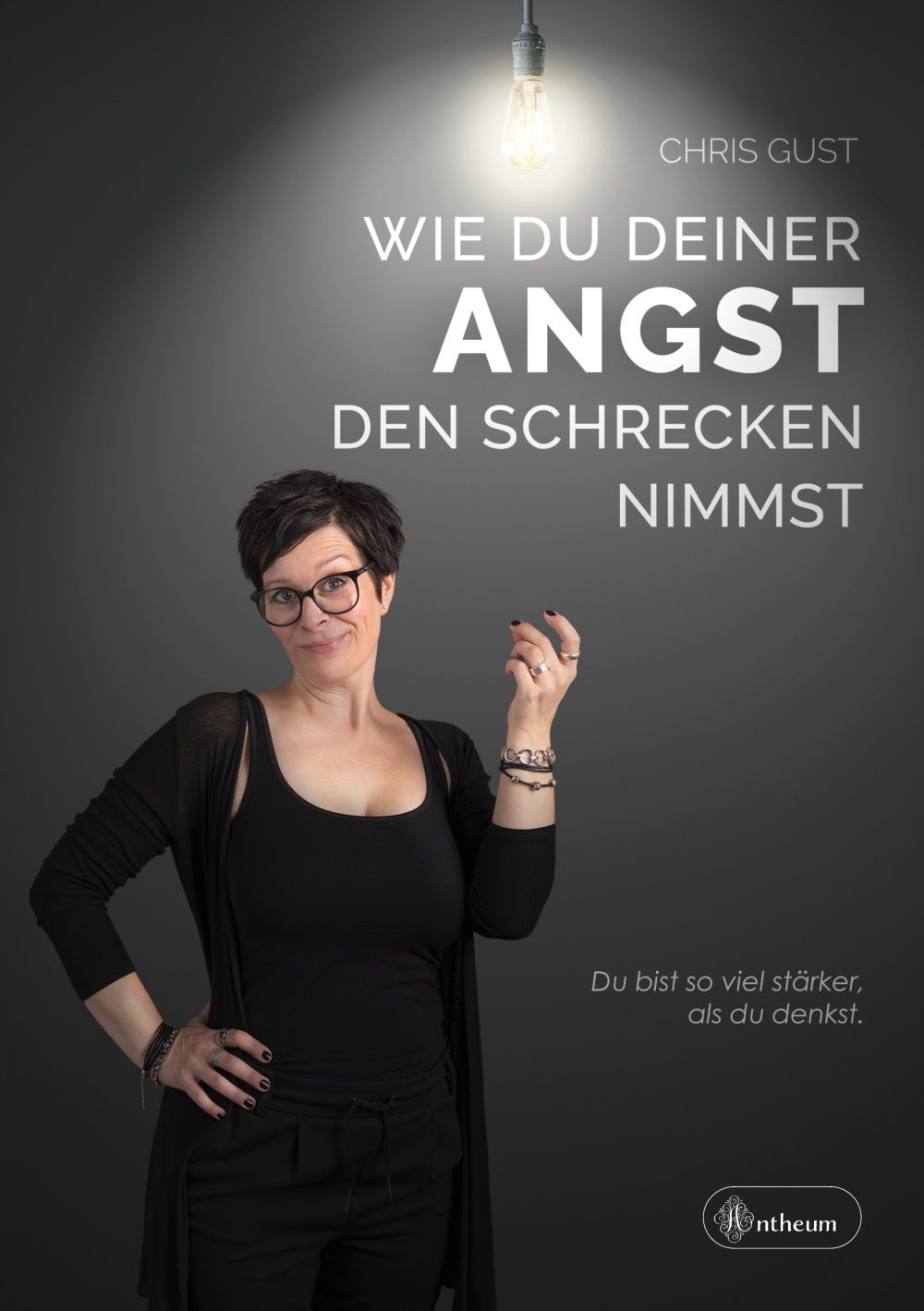 Buchcover mit Titel "Wie du deiner Angst den Schrecken nimmst". Autor Chris Gust. Frau mit Brille, schwarzer Kleidung.