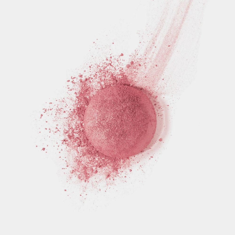 Rosafarbener Rouge-Puder, teilweise zerstreut. Puderwolke und Spur auf weißem Hintergrund.