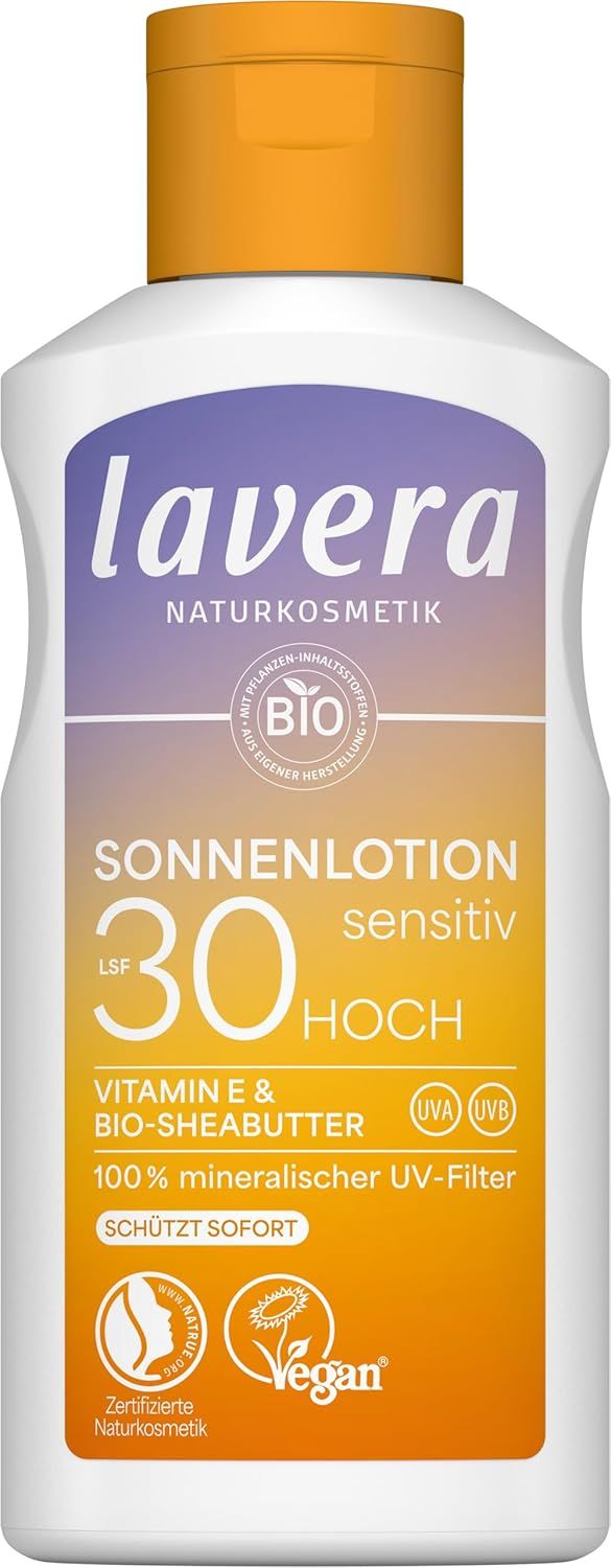 Weiße Flasche mit orangefarbenem Deckel. Aufschrift: lavera, Sonnenlotion Sensitiv LSF 30, BIO, Vegan.