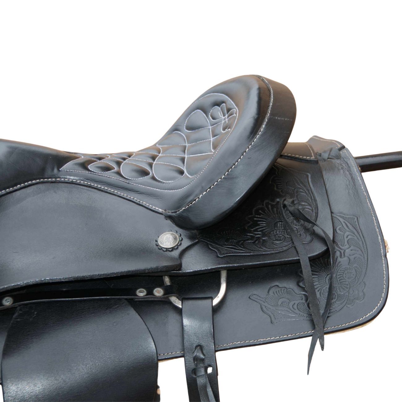 Nahaufnahme eines schwarzen Westernsattels. Detailansicht der Sitzfläche mit Ziernähten und floralen Mustern.