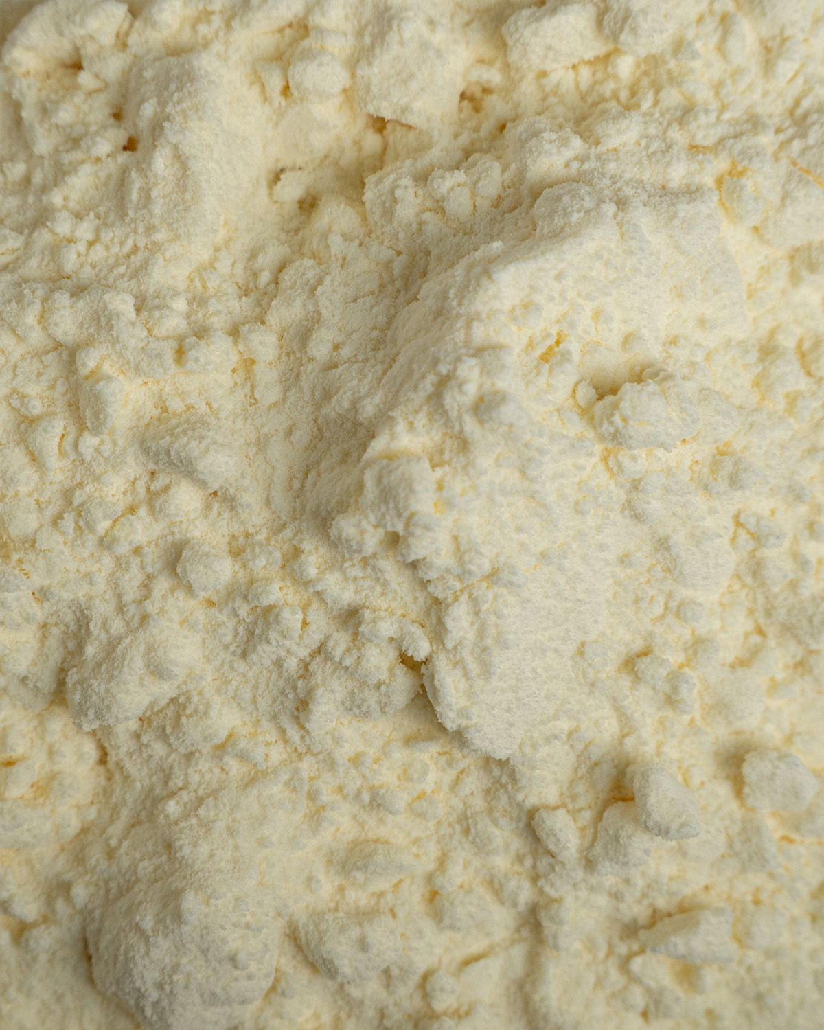 Nahaufnahme von hellgelbem Pulver mit sichtbarer Textur.