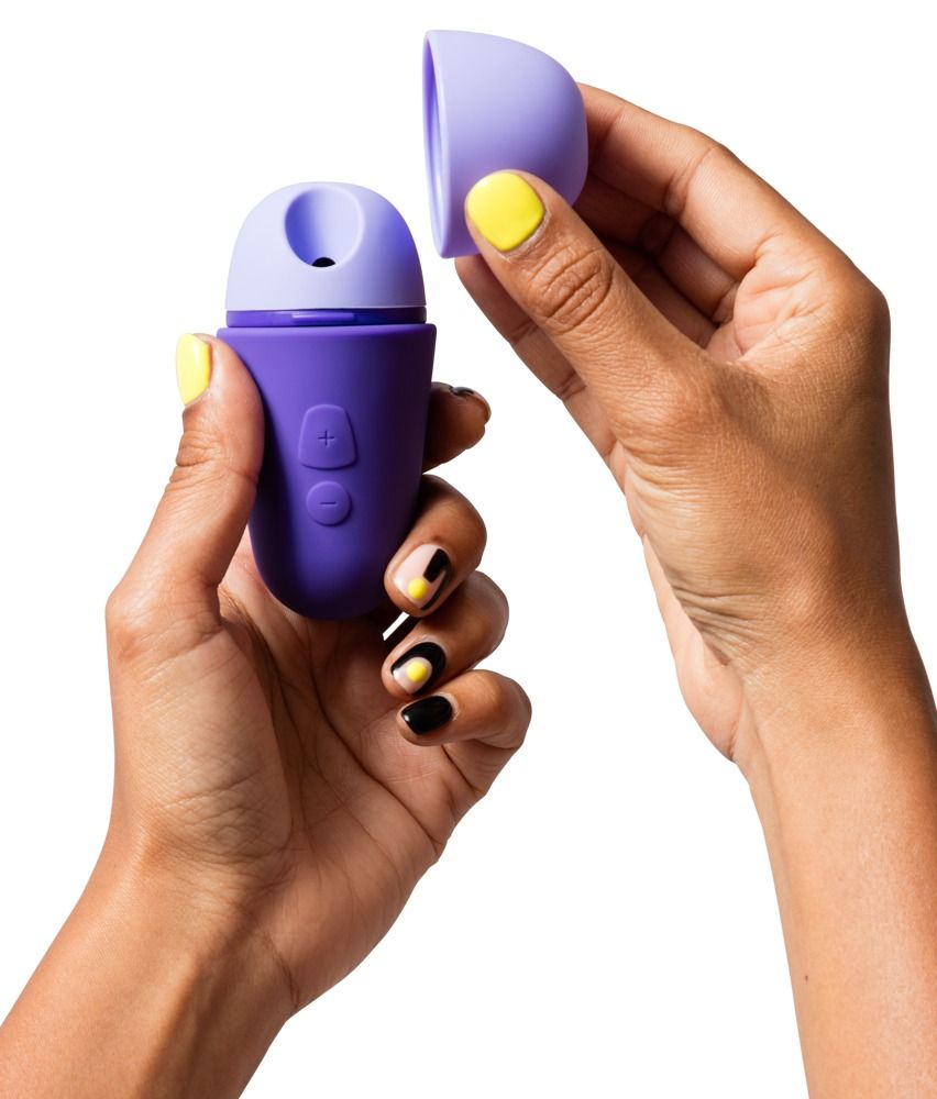 Hände halten lila Vibrator. Hellblauer Kopf. Zwei Knöpfe. Gelbe und schwarze Nagelkunst.