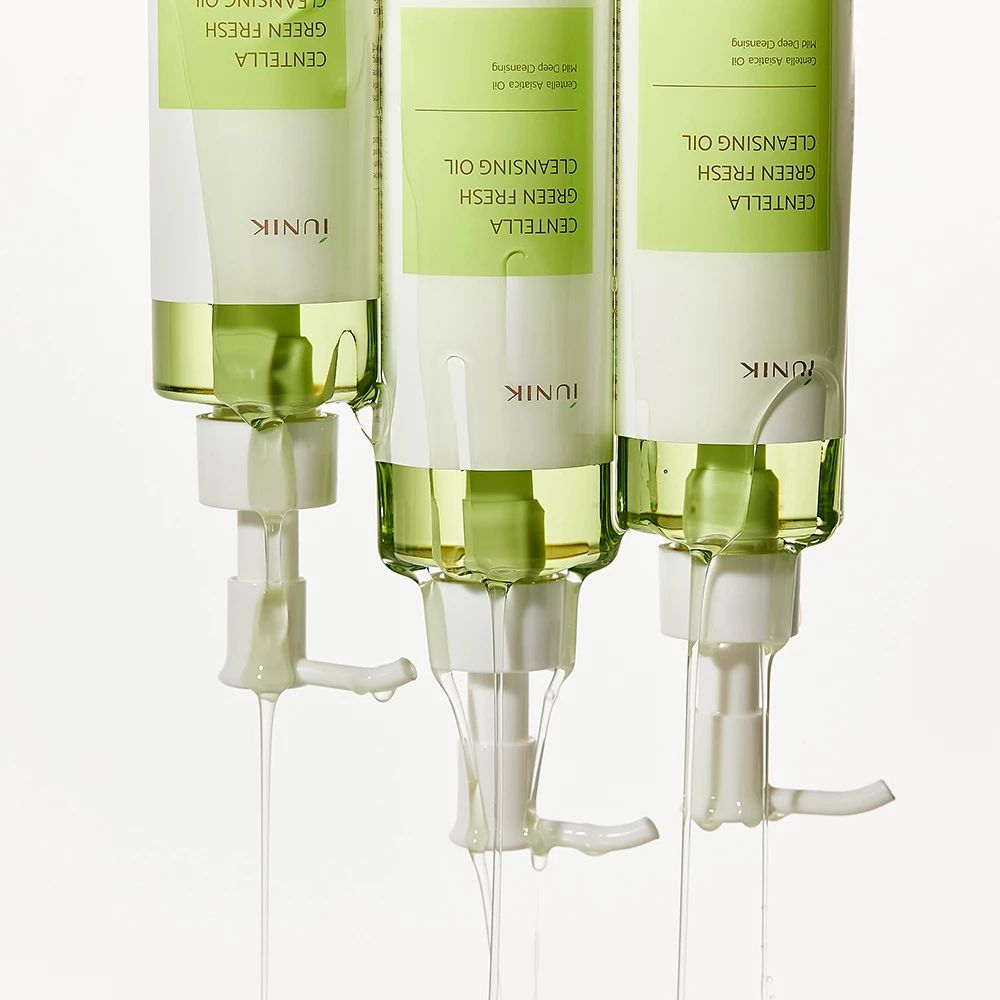 Drei Flaschen mit grünem Öl, Pumpen geben Öl ab. Aufschrift: iUNIK Centella Green Fresh Cleansing Oil.