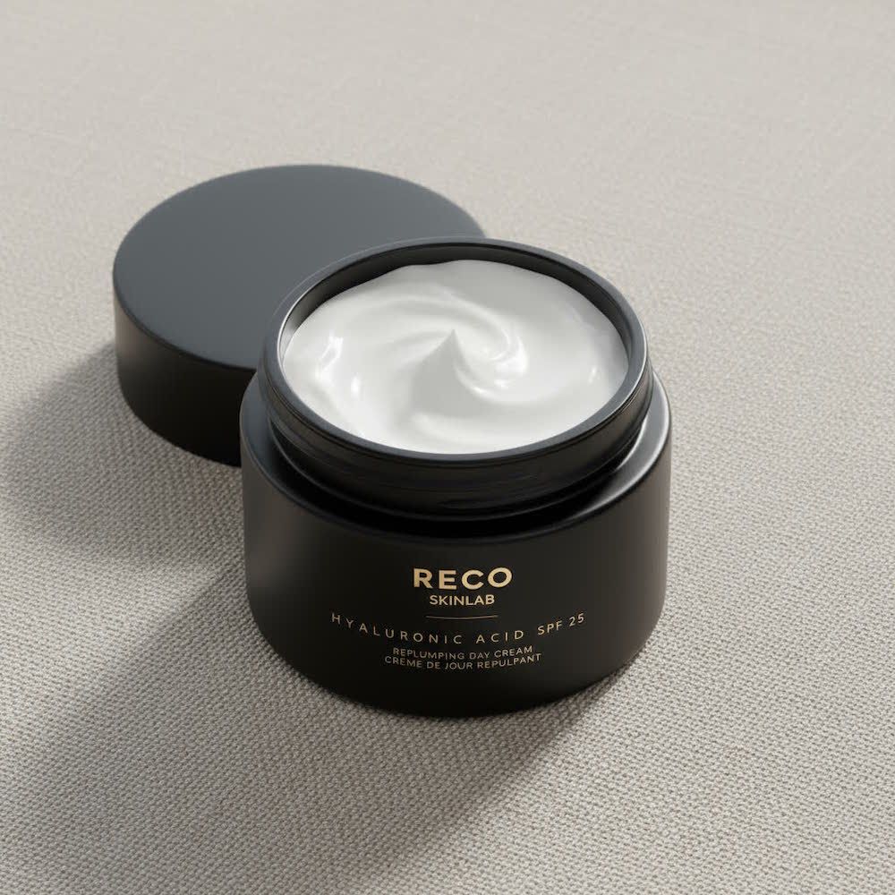 Schwarzer Tiegel von RECO SKINLAB mit weißer Creme und offenem Deckel. Beschriftung: Hyaluronic Acid SPF 25.
