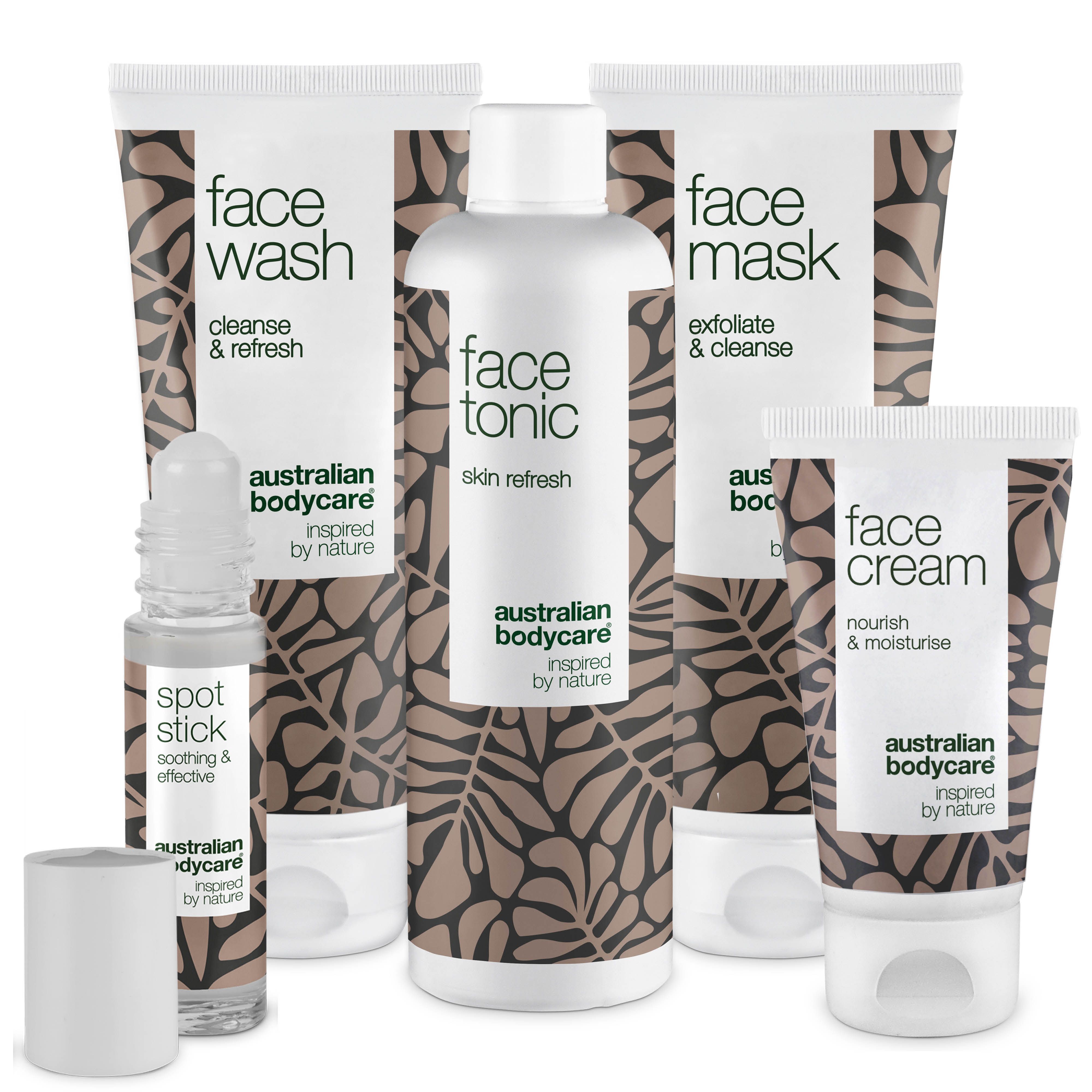 Gesichtspflege-Set mit Face Wash, Face Tonic, Face Mask, Face Cream und Spot Stick. Weiße Tuben und Flaschen mit braunem Muster.