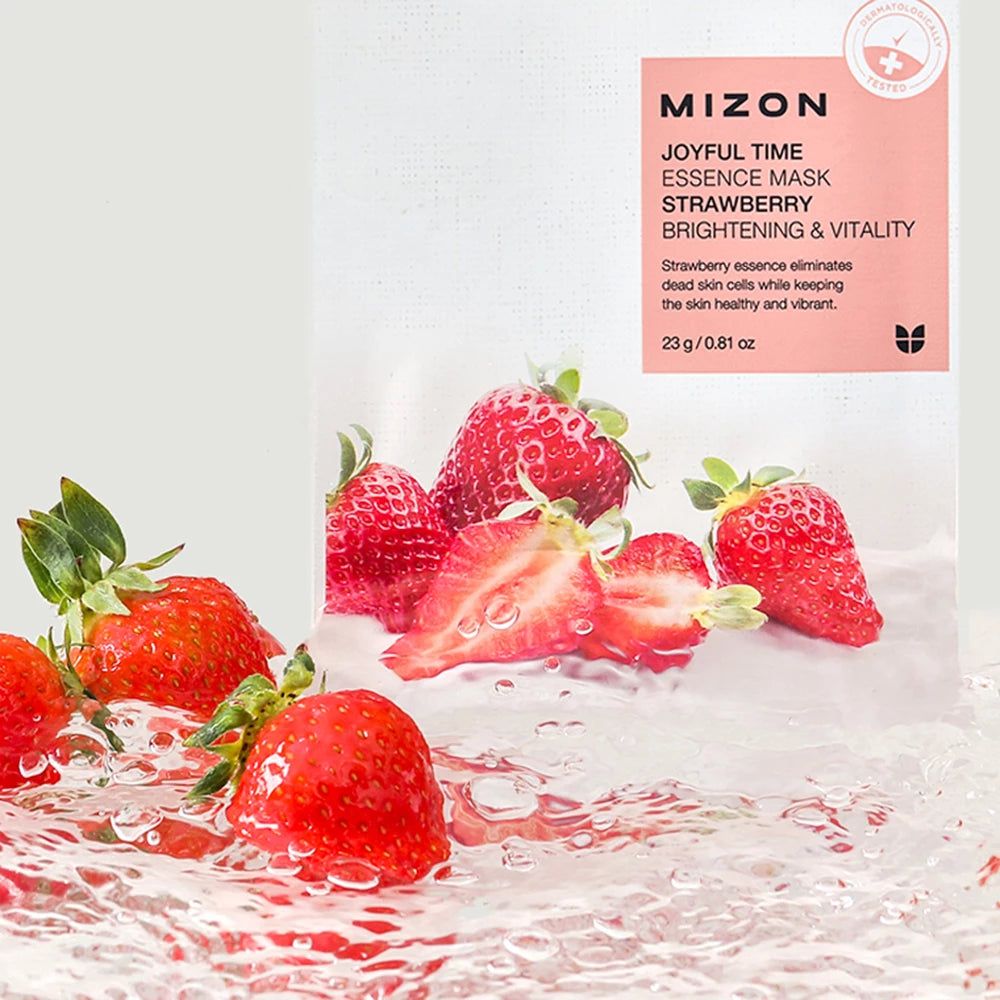 Erdbeeren im Wasser neben einer Verpackung. Verpackung mit Text: MIZON Joyful Time Essence Mask Strawberry. Helligkeit & Vitalität.