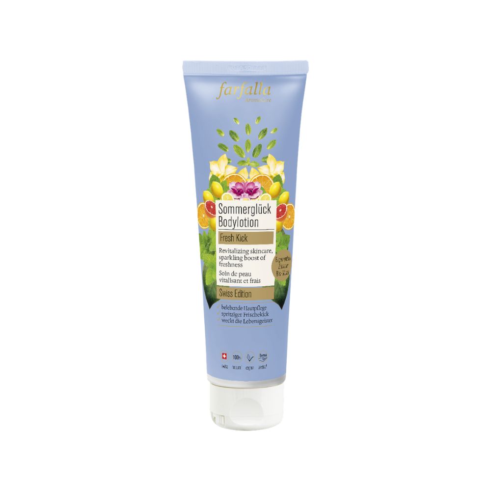 Hellblaue Tube mit floralem Design und Produktbezeichnung Sommerglück Bodylotion. Text in Deutsch, Französisch und Englisch.