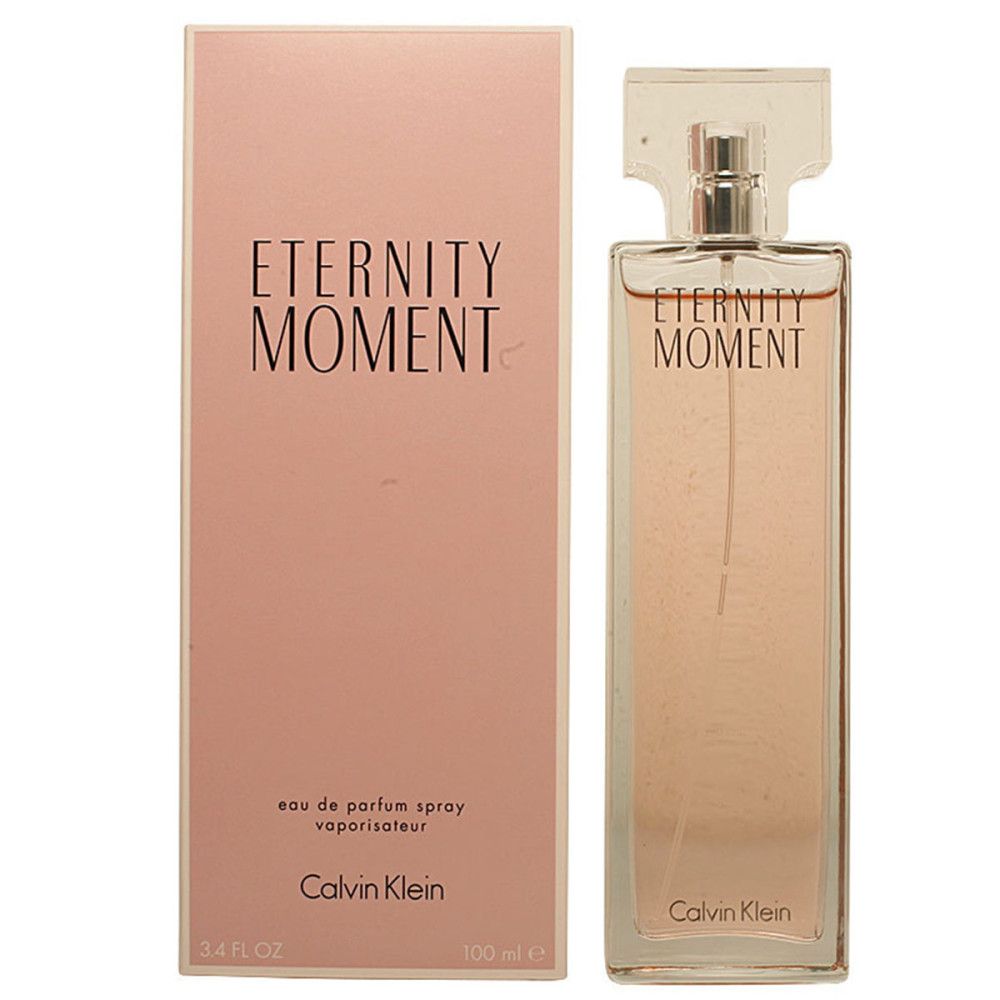 Rosa Flakon und Verpackung. Flakon mit "Eternity Moment"-Schriftzug. Verpackung mit gleichem Schriftzug und "Calvin Klein".