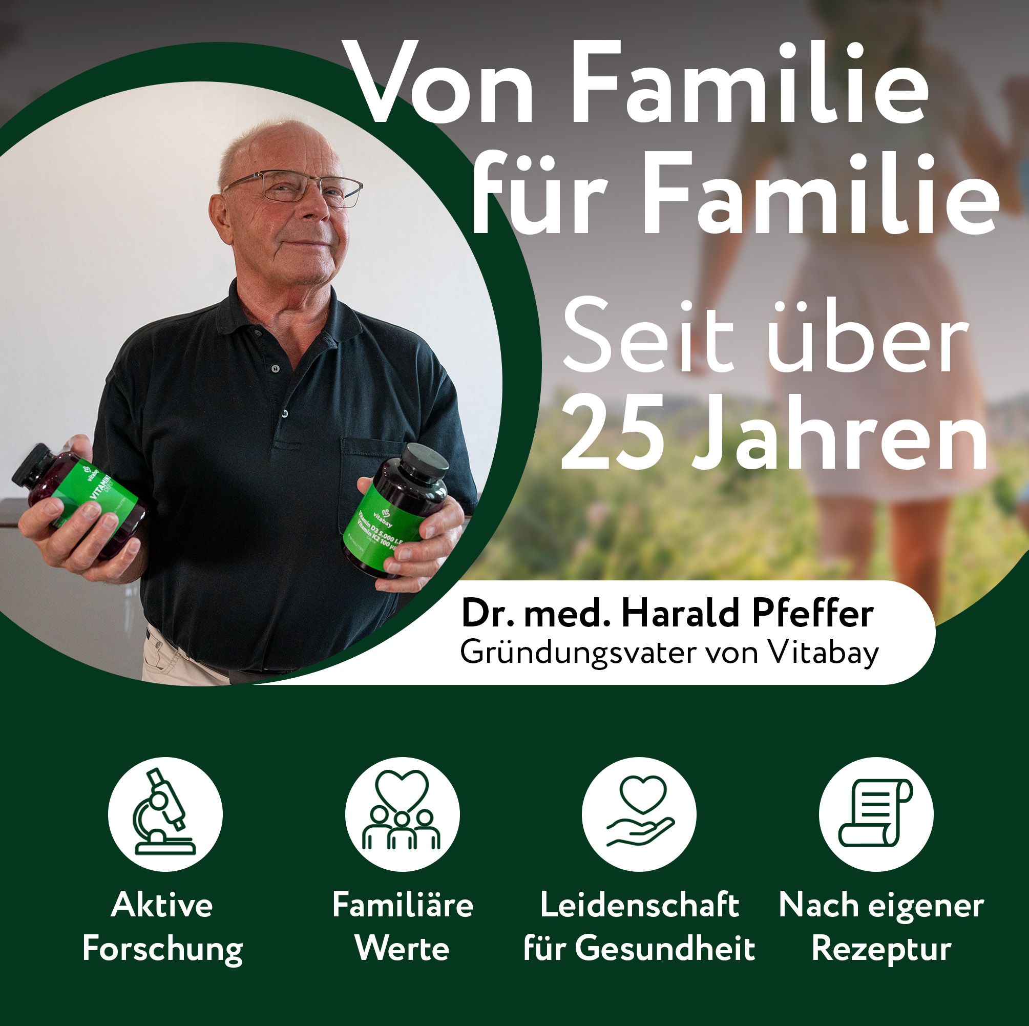 Mann hält zwei Flaschen. Text: Von Familie für Familie. Marke: Vitabay.