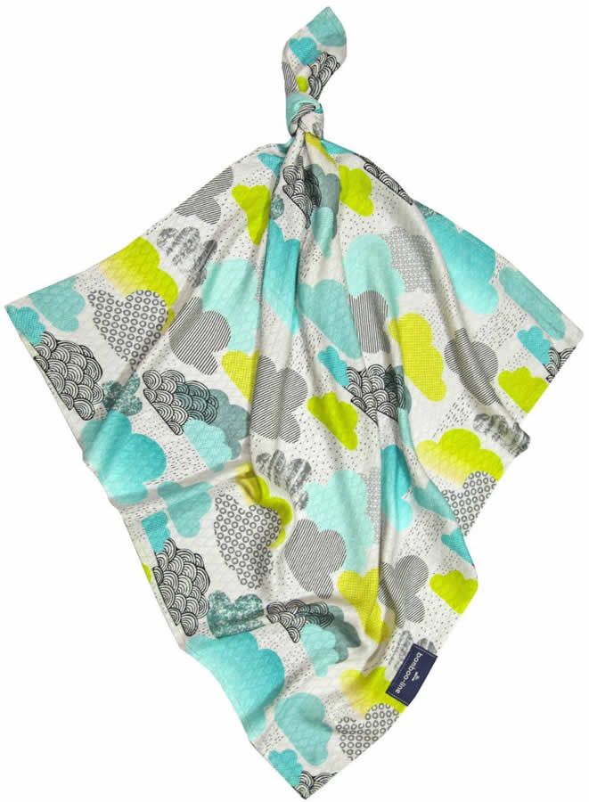 Quadratisches Tuch mit Wolkenmuster in Türkis, Gelb und Grau. Mit Knoten. Kleines Label.