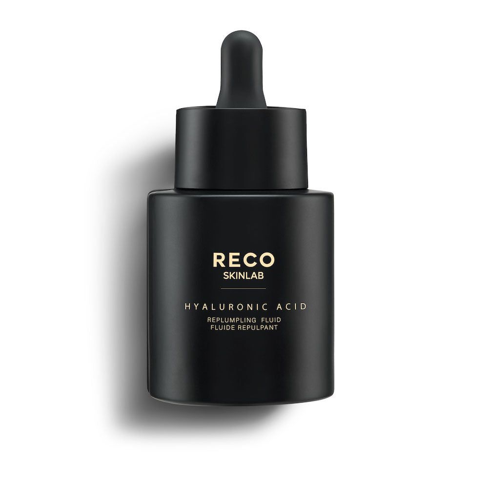 Schwarze Flasche mit Pipette. Aufschrift: RECO SKINLAB, HYALURONIC ACID, REPLUMPING FLUID, FLUIDE REPULPANT.