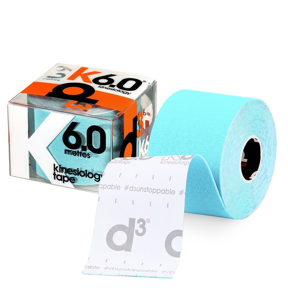 Hellblaues Kinesiologie-Tape, 6.0 Meter, in Verpackung und aufgerollt. Klebefläche mit Logo.