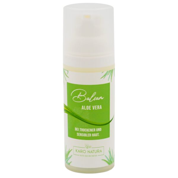 Weißer Spender mit grünem Etikett. Aufschrift: Balsam Aloe Vera. Text: Bei trockener und sensibler Haut. Marke: Karo Natura.