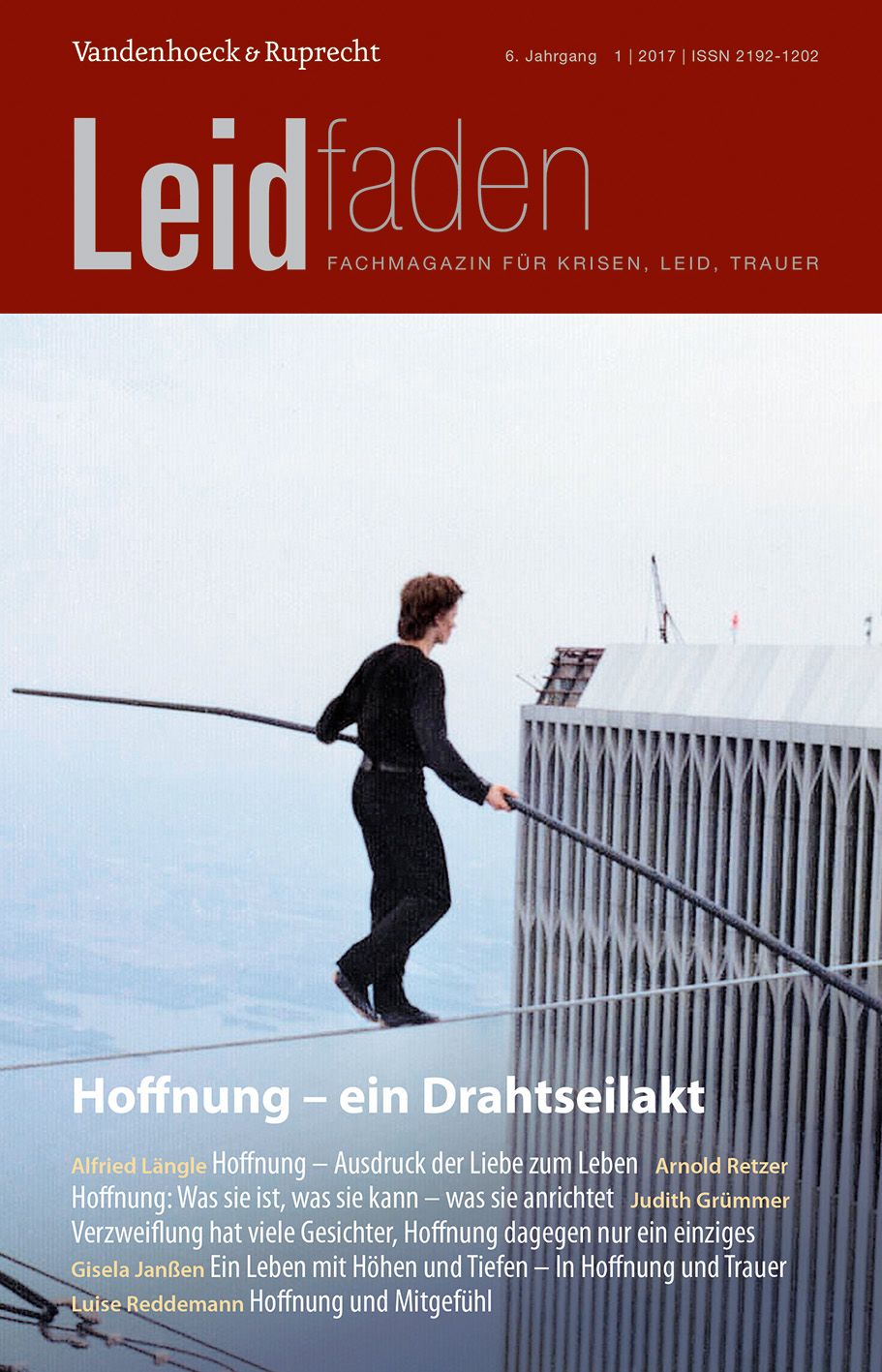 Cover des Magazins Leidfaden. Titel: Hoffnung – ein Drahtseilakt. Eine Person balanciert auf einem Seil zwischen zwei Türmen.
