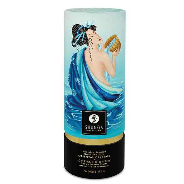 Zylindrische Verpackung mit Badesalz. Marke Shunga. Text: Oriental Crystals. Abbildung: Frau im Wasser.