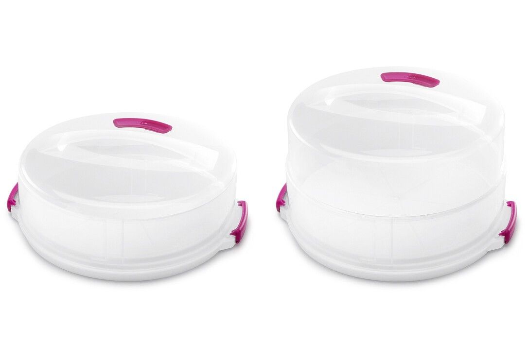Zwei weiße, runde Kuchenbehälter mit transparenten Deckeln und pinkfarbenen Griffen. Einer ist niedriger.