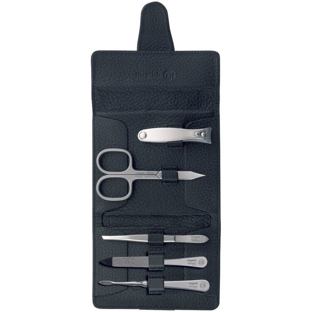 Schwarzes Lederetui mit Maniküre-Set. Enthält Nagelschere, Nagelknipser, Feile, Pinzette und Hufstäbchen. Hergestellt in Solingen.