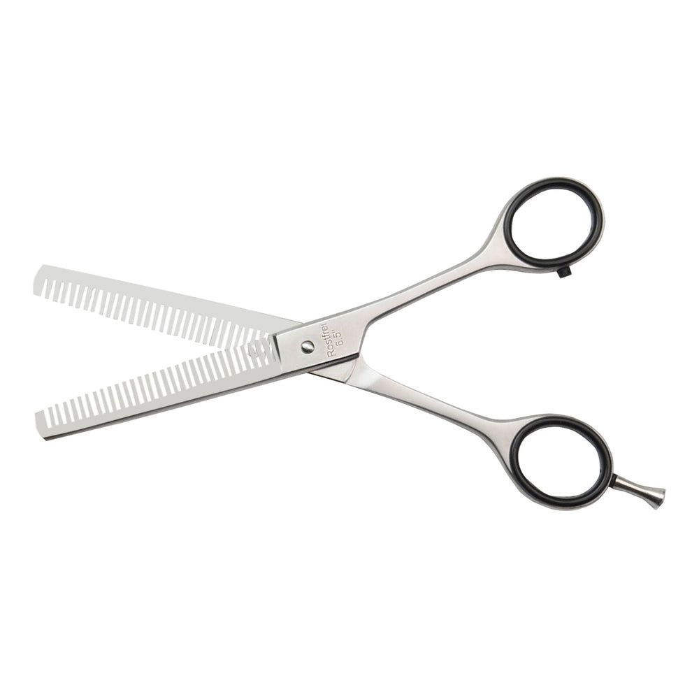 Geöffnete Friseurschere, Metall, beidseitig verzahnt. Schwarze Ringe für Finger.