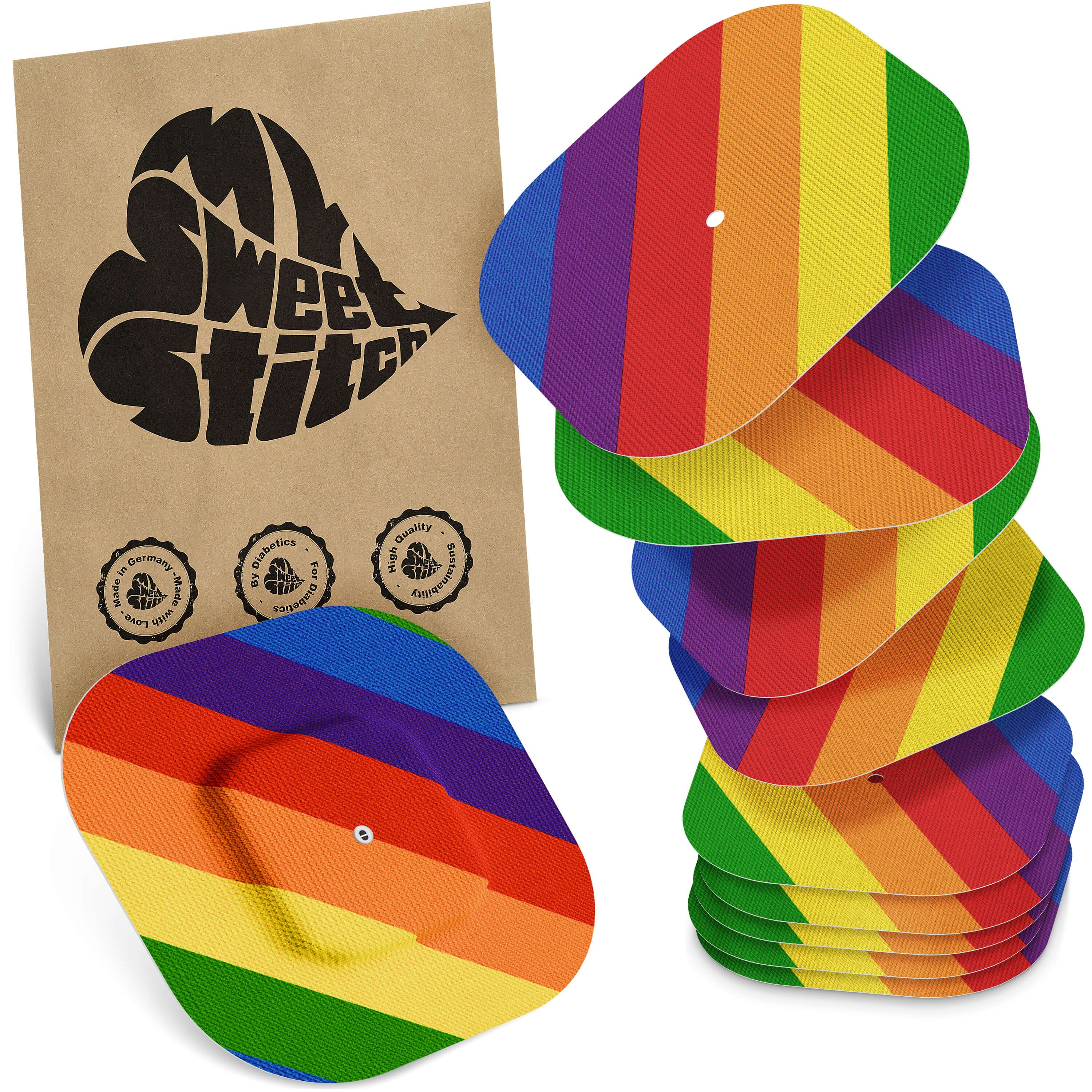 Mehrere quadratische Pflaster mit Regenbogenmuster. Auf brauner Verpackung steht "MySweetStitch".
