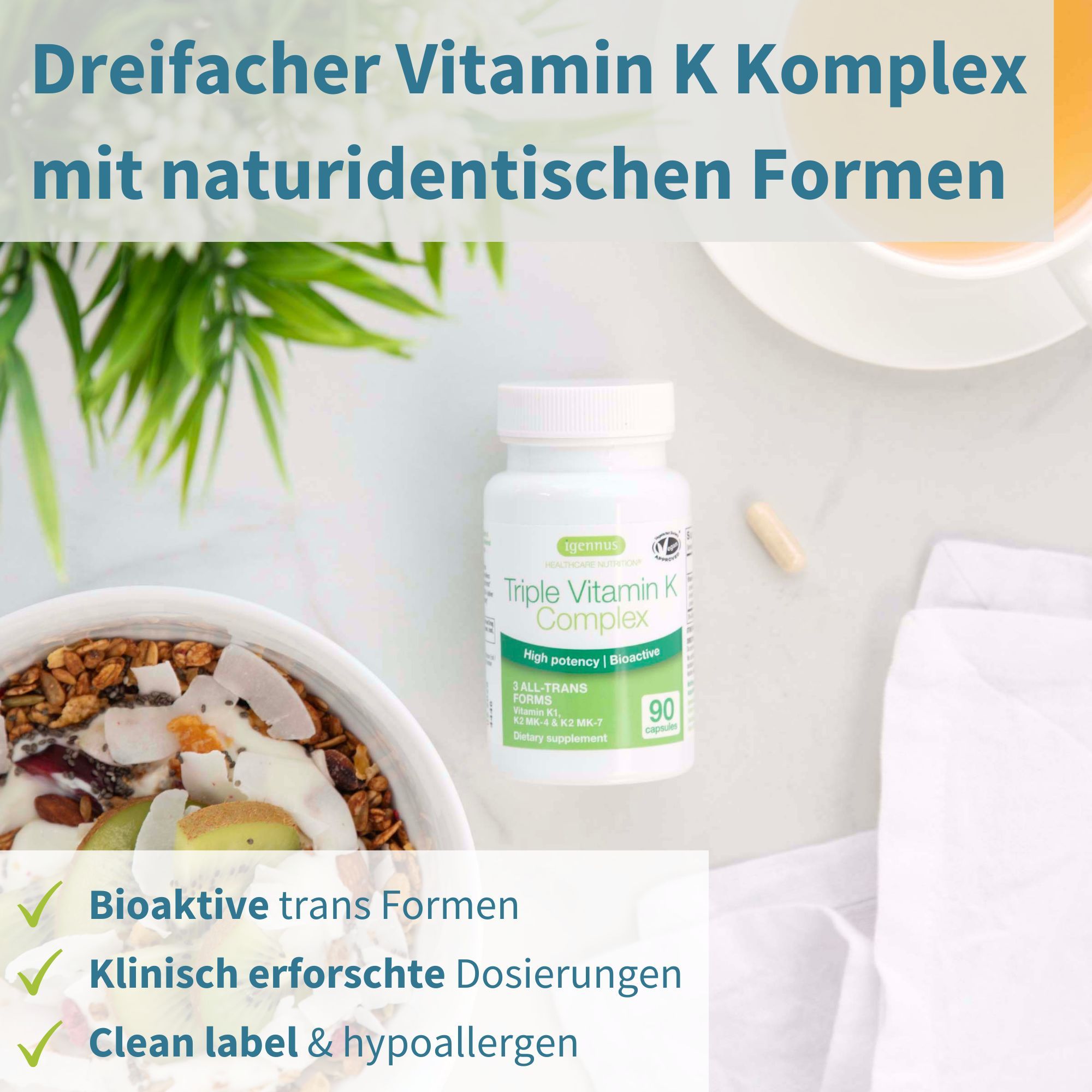 Igennus Vitamin K Komplex Flasche neben einer Müslischale und einer einzelnen Kapsel.