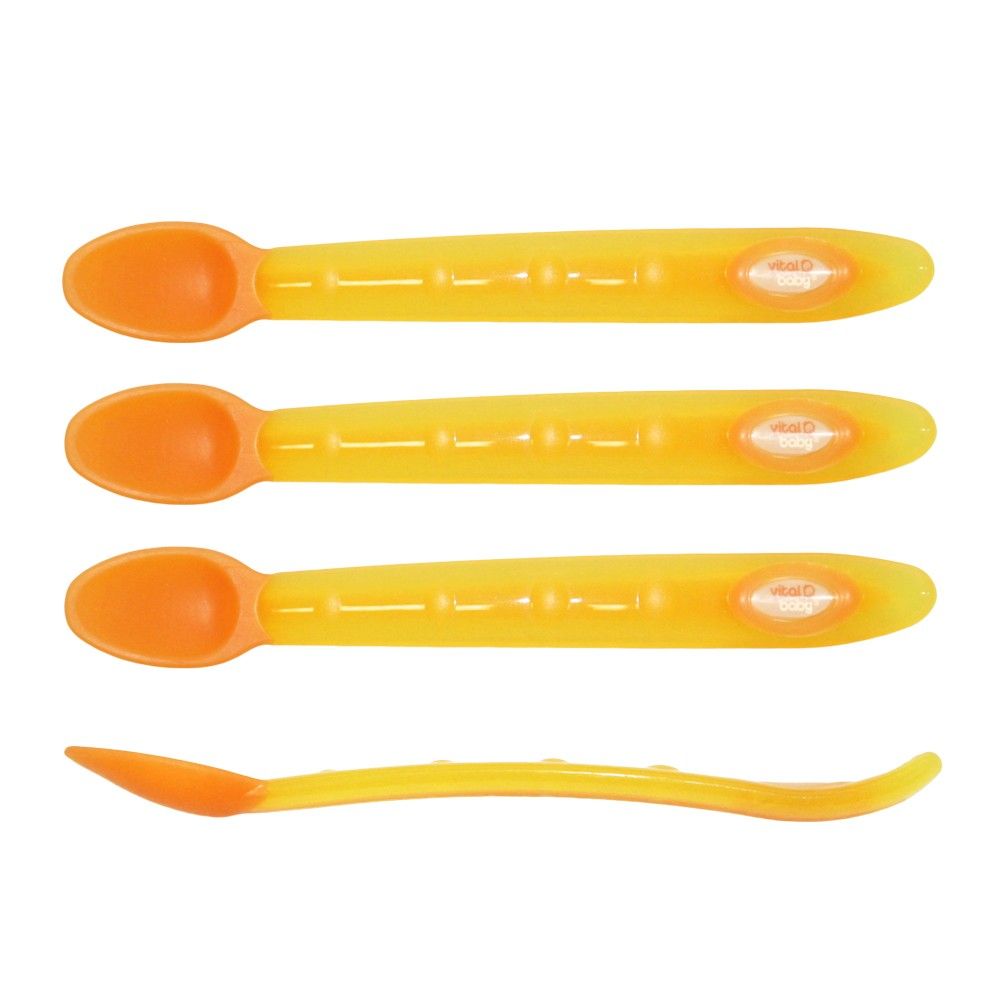 Gelbe Löffel mit orangefarbenen Spitzen. Vier Löffel, Ansicht von oben und von der Seite.