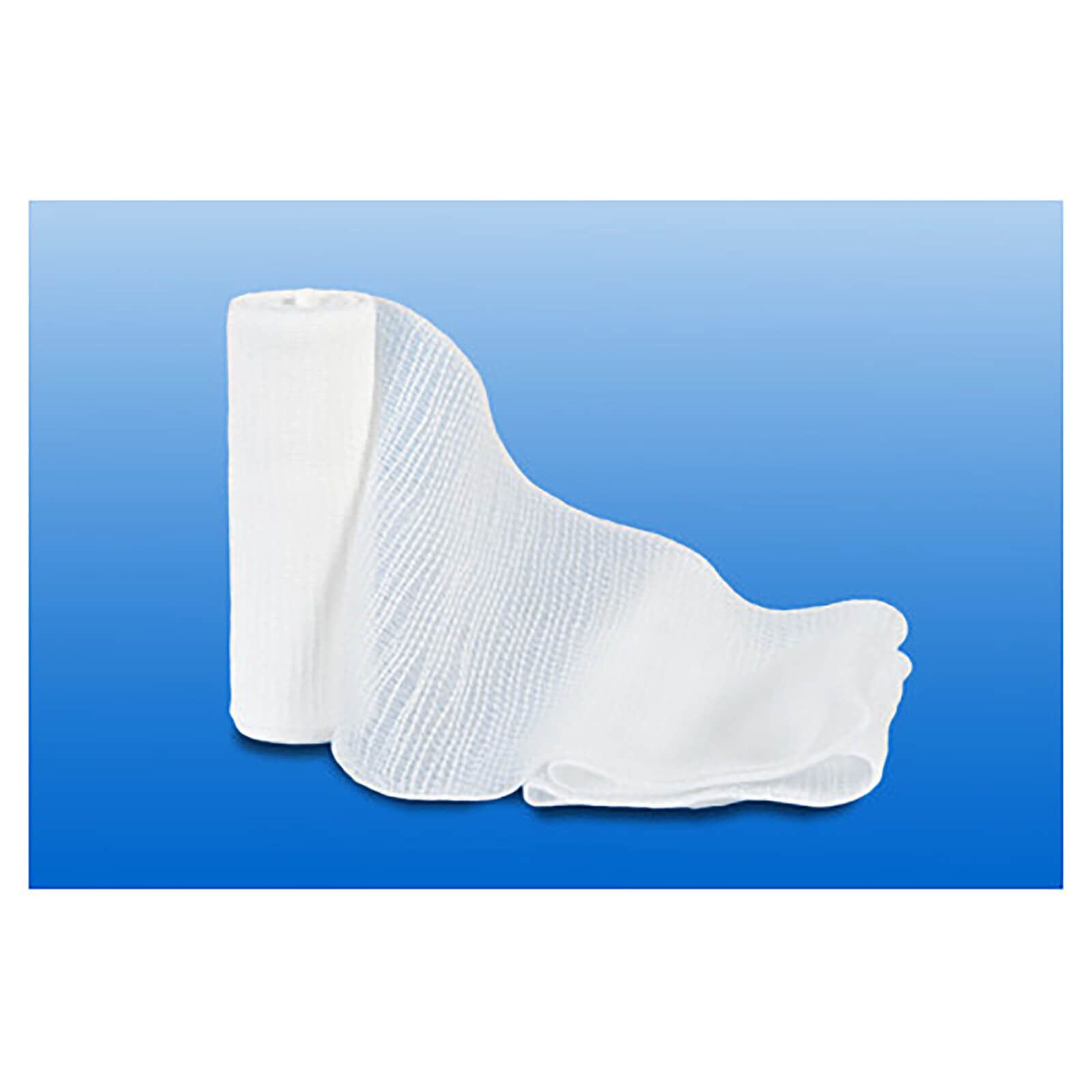 Eine Rolle weißen Verbands, teilweise abgerollt. Der Verband ist aus einem Netzstoff gefertigt.