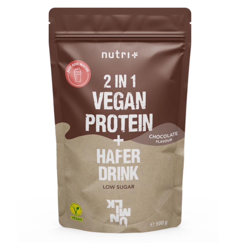 Braune Tüte mit Aufschrift '2 IN 1 VEGAN PROTEIN + HAFER DRINK'. 'Low Sugar' und 'Chocolate Flavour' sind ebenfalls angegeben. Vegan-Siegel.