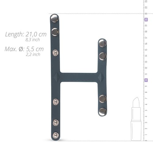 Blau-graues Produkt in H-Form mit Knöpfen. Maße: Länge 21,0 cm, max. Ø 5,5 cm. Mit Maßstab und Lippenstift.