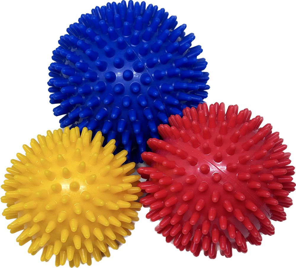 Drei farbige Igelbälle: blau, rot und gelb. Jeder Ball hat eine runde Form mit Noppen auf der Oberfläche.