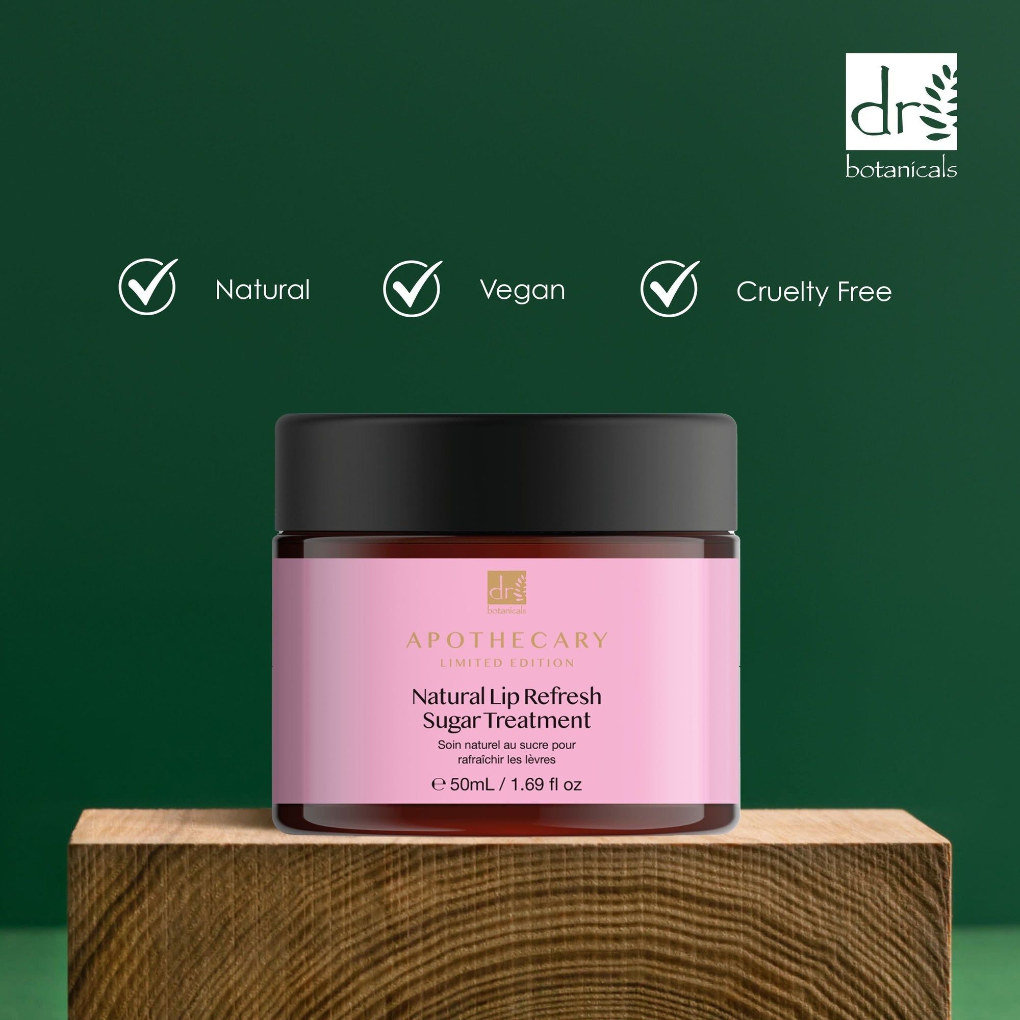 Rosa Glas mit schwarzem Deckel auf Holzblock. Aufschrift: Natural Lip Refresh Sugar Treatment. Apothecary Limited Edition. Mit Häkchen: Natural, Vegan, Cruelty Free.