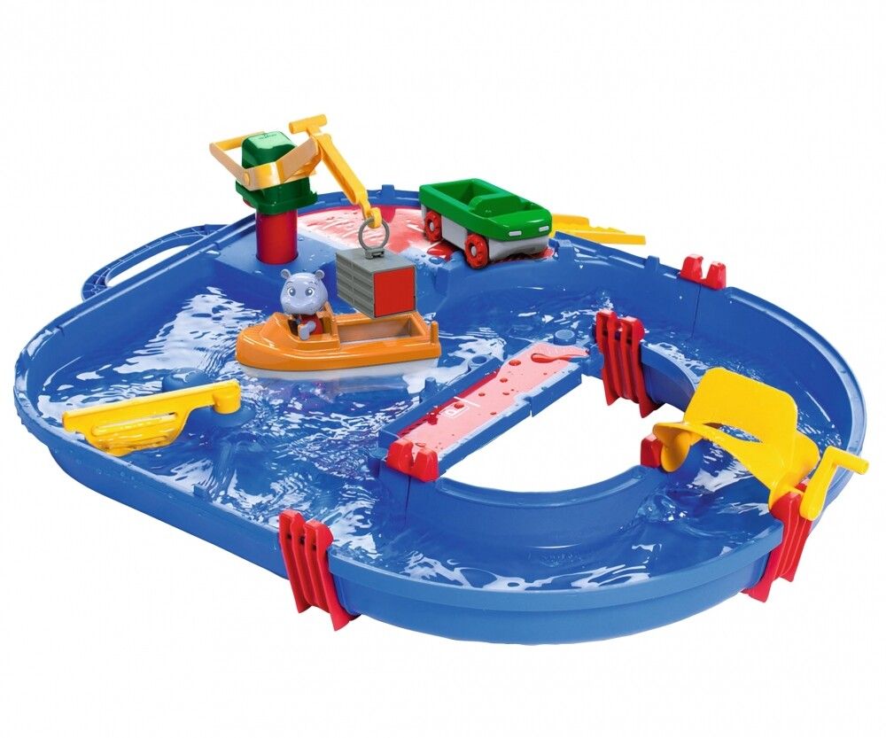 AquaPlay-Set mit Boot, Kran, Brücke und Fahrzeug. Blaues Becken mit Wasser. Verschiedene Spielzeugelemente.