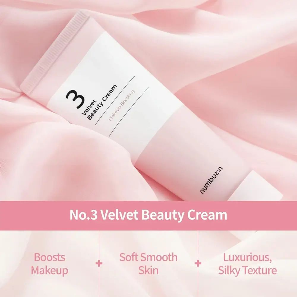Creme-Tube mit rosa und weißem Design. Aufschrift: No.3 Velvet Beauty Cream. Marke: numbuz:n. Auf rosa Stoff.