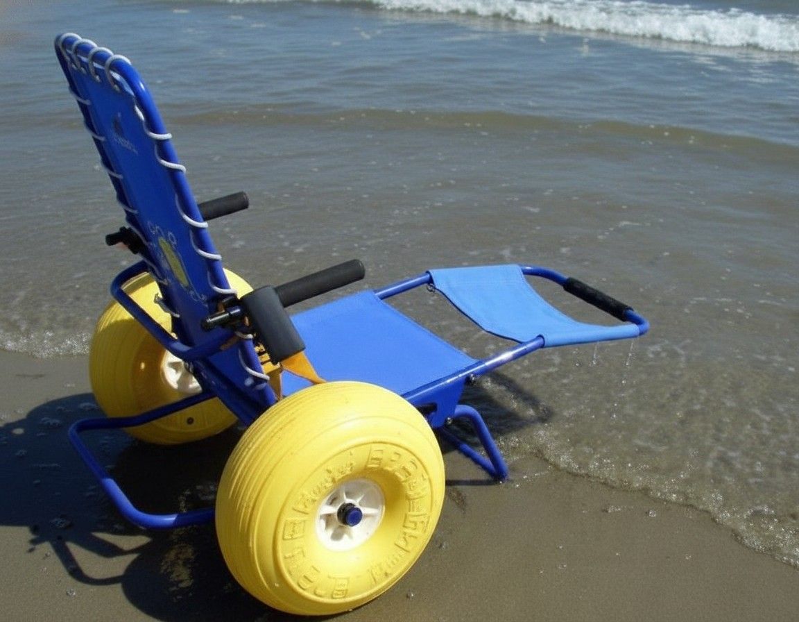 Blauer Strandrollstuhl mit gelben Rädern am Strand. Rückenlehne und Sitzfläche aus Stoff. Metallrahmen. Schwarze Griffe.