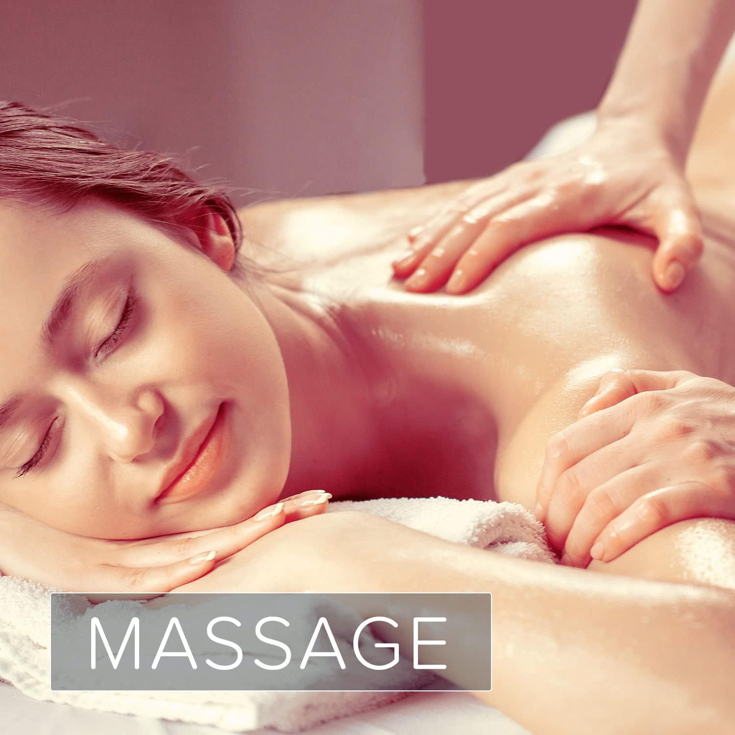 Frau erhält Rückenmassage. Text: MASSAGE.