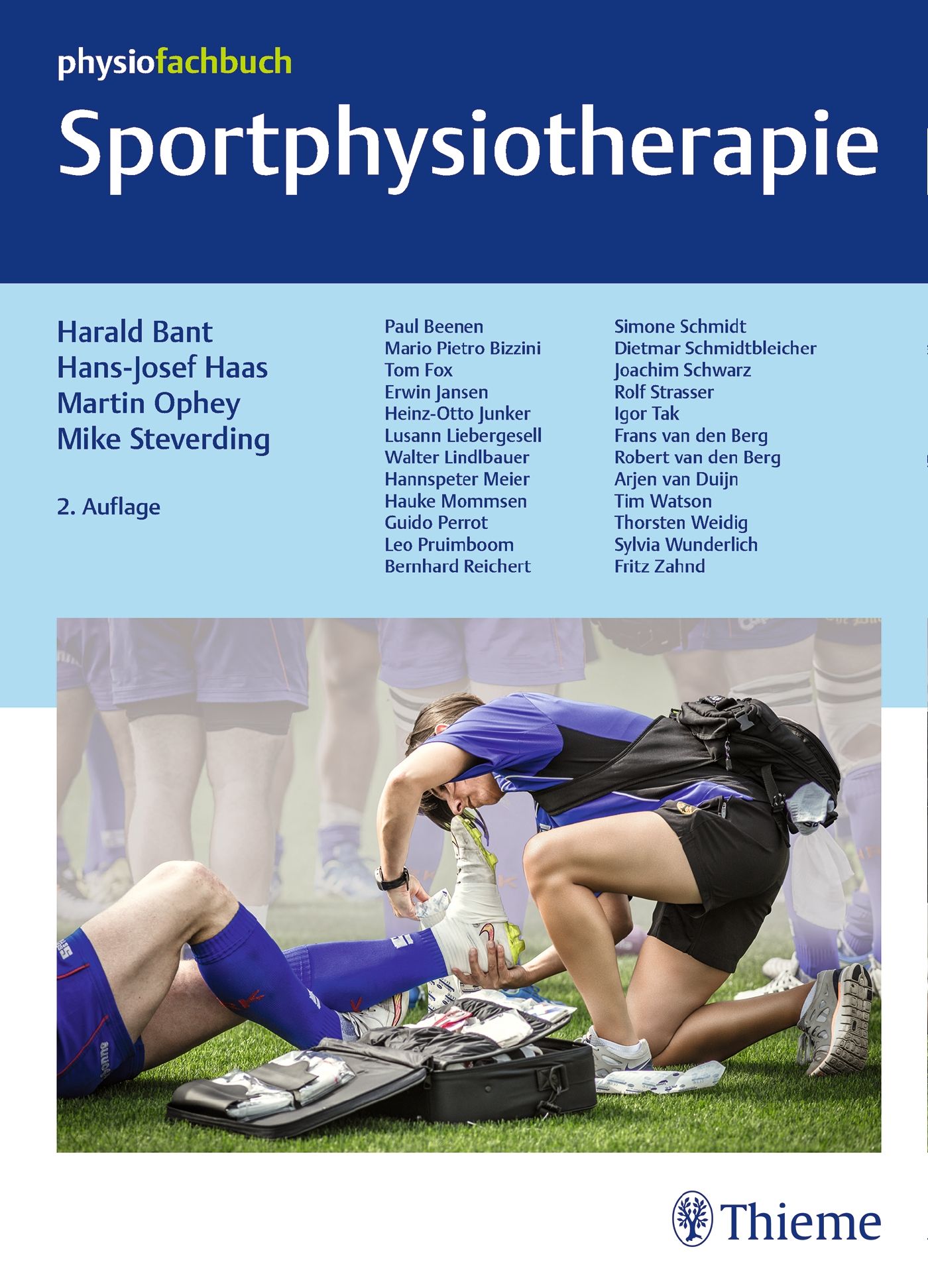 Buchcover Sportphysiotherapie. Titel in Weiß auf blauem Hintergrund. Autoren- und Herausgeberliste. Verlag Thieme.
