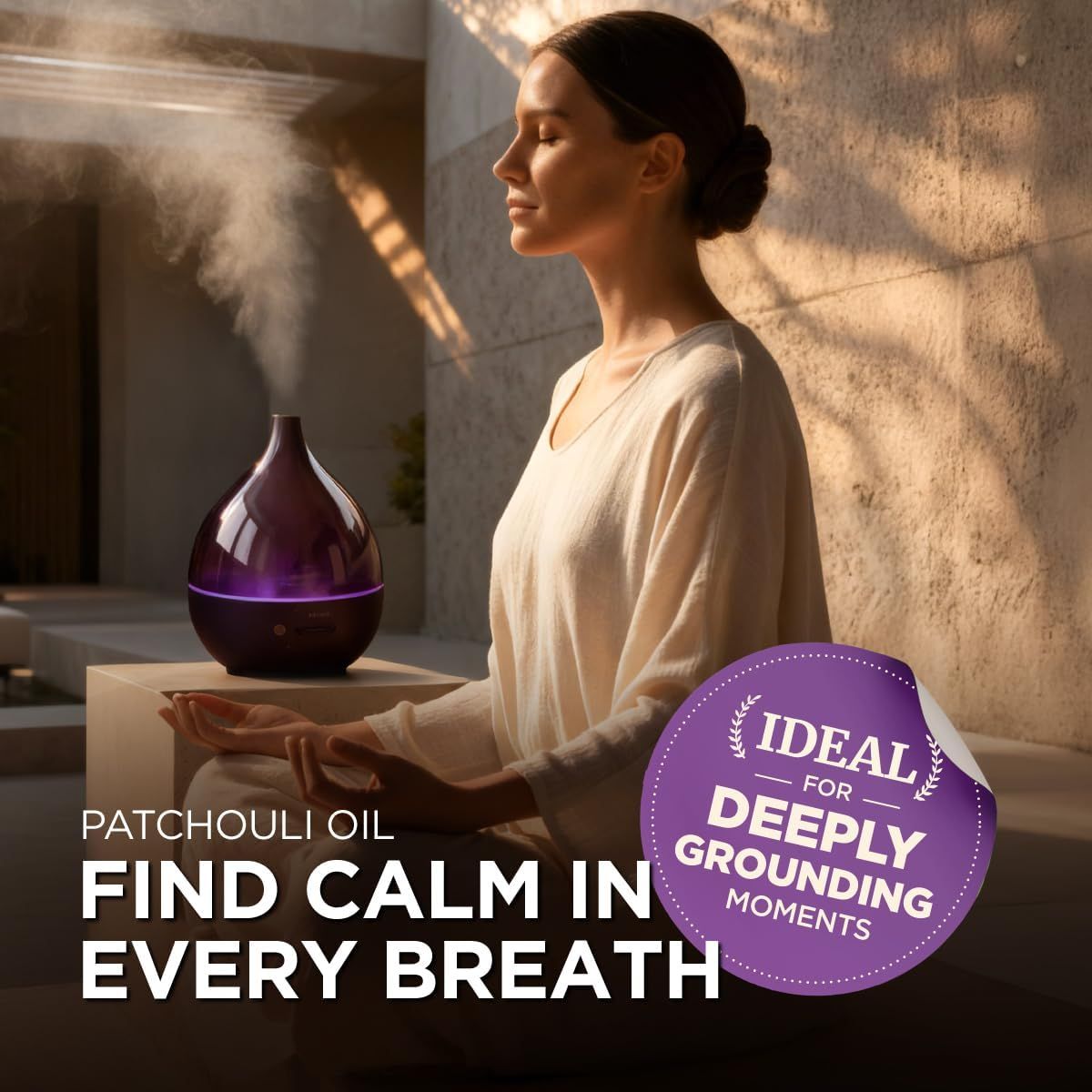 Eine Frau meditiert neben einem lila Diffusor. Der Diffusor verströmt Dampf. Text: Patchouli Öl, Find Calm in Every Breath, Ideal für tiefgründige Momente.