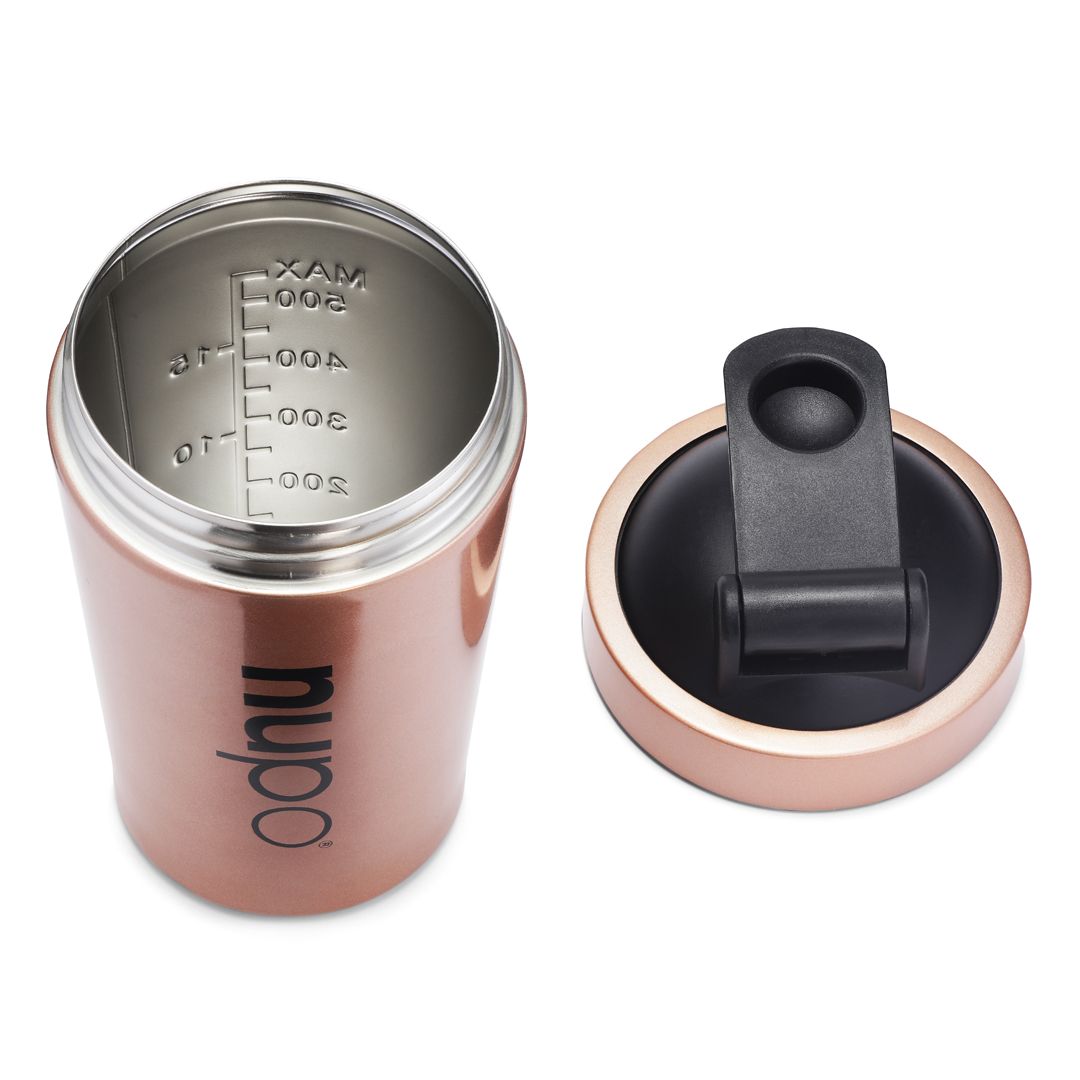 Kupferfarbener Shaker, Deckel daneben. Innen mit Messskala. Aufschrift "nupo".