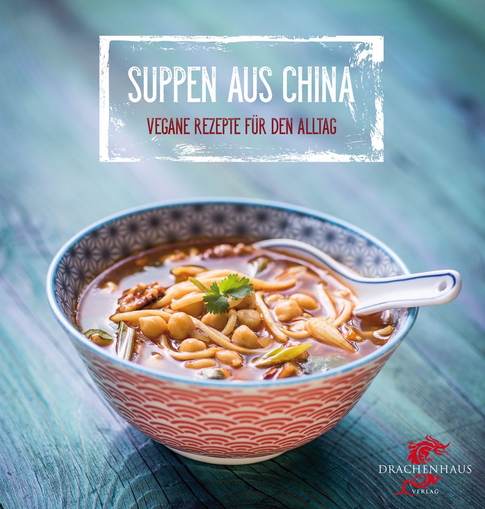 Schüssel mit Suppe. Oben steht "Suppen aus China". Darunter "Vegane Rezepte für den Alltag". Logo von Drachenhaus Verlag.