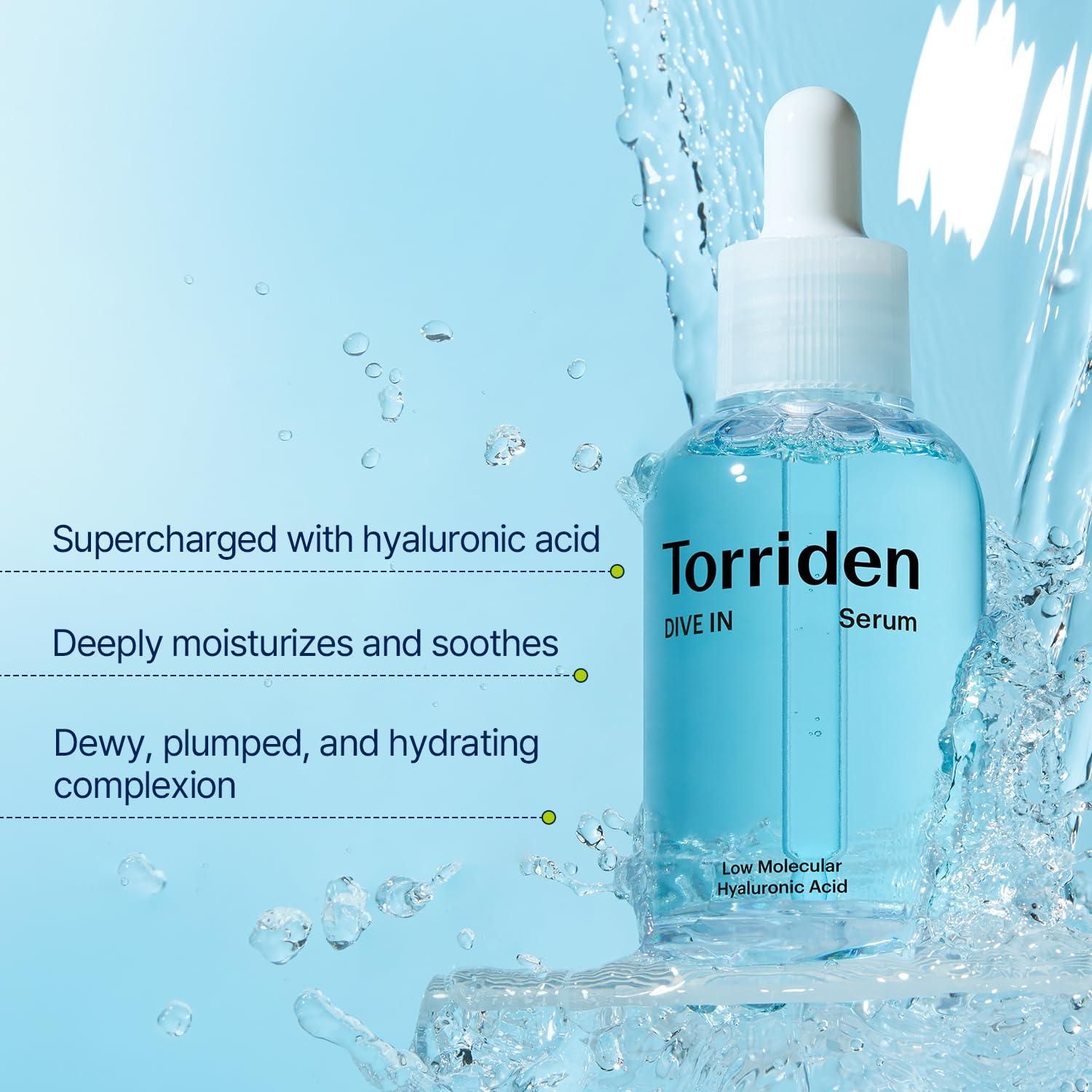 Serumflasche mit Pipette, umgeben von Wasser. Aufschrift: Torriden DIVE IN Serum. Blaue Flüssigkeit. Text: Supercharged with hyaluronic acid.