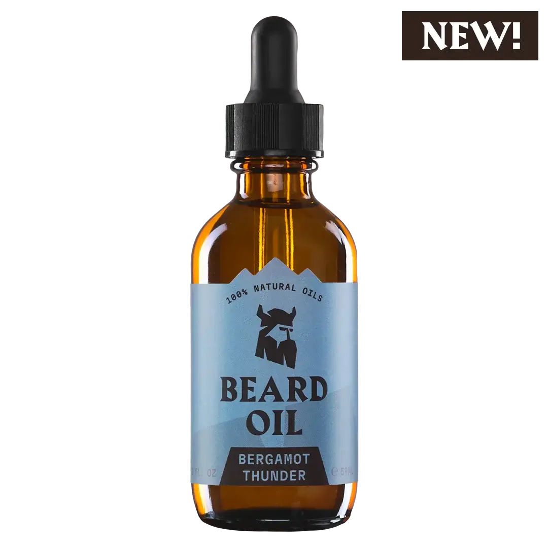 Braune Glasflasche mit Pipette. Aufkleber mit Text: BEARD OIL, Bergamot Thunder. Oben rechts: NEW!