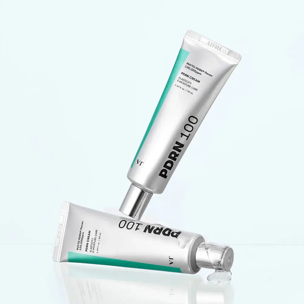 Zwei VT Cosmetics PDRN Cream 100 Tuben, eine auf der anderen liegend, mit türkisfarbenem Akzent.