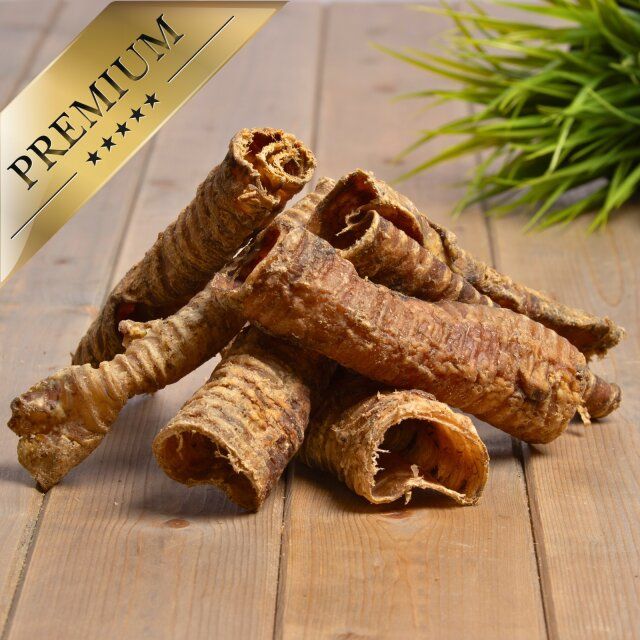 Mehrere Rinderstrossen auf Holz. Goldene Aufschrift: PREMIUM.