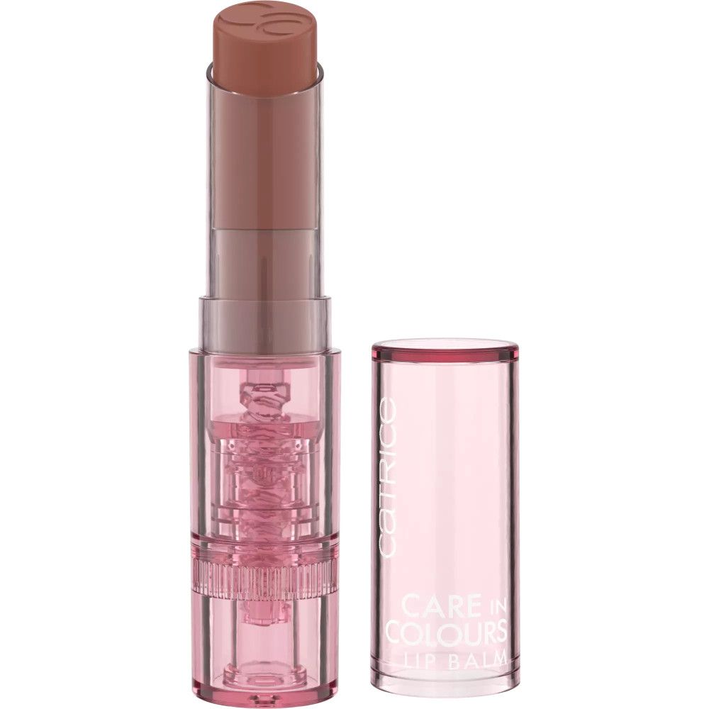 Lippenbalsam in transparenter Hülse. Deckel daneben. Auf dem Lippenstift steht "Catrice Care in Colours".