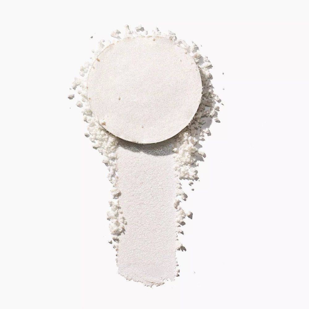 Weißer Highlighter-Puder, kreisförmig und als Strich auf weißem Hintergrund. Textur sichtbar.