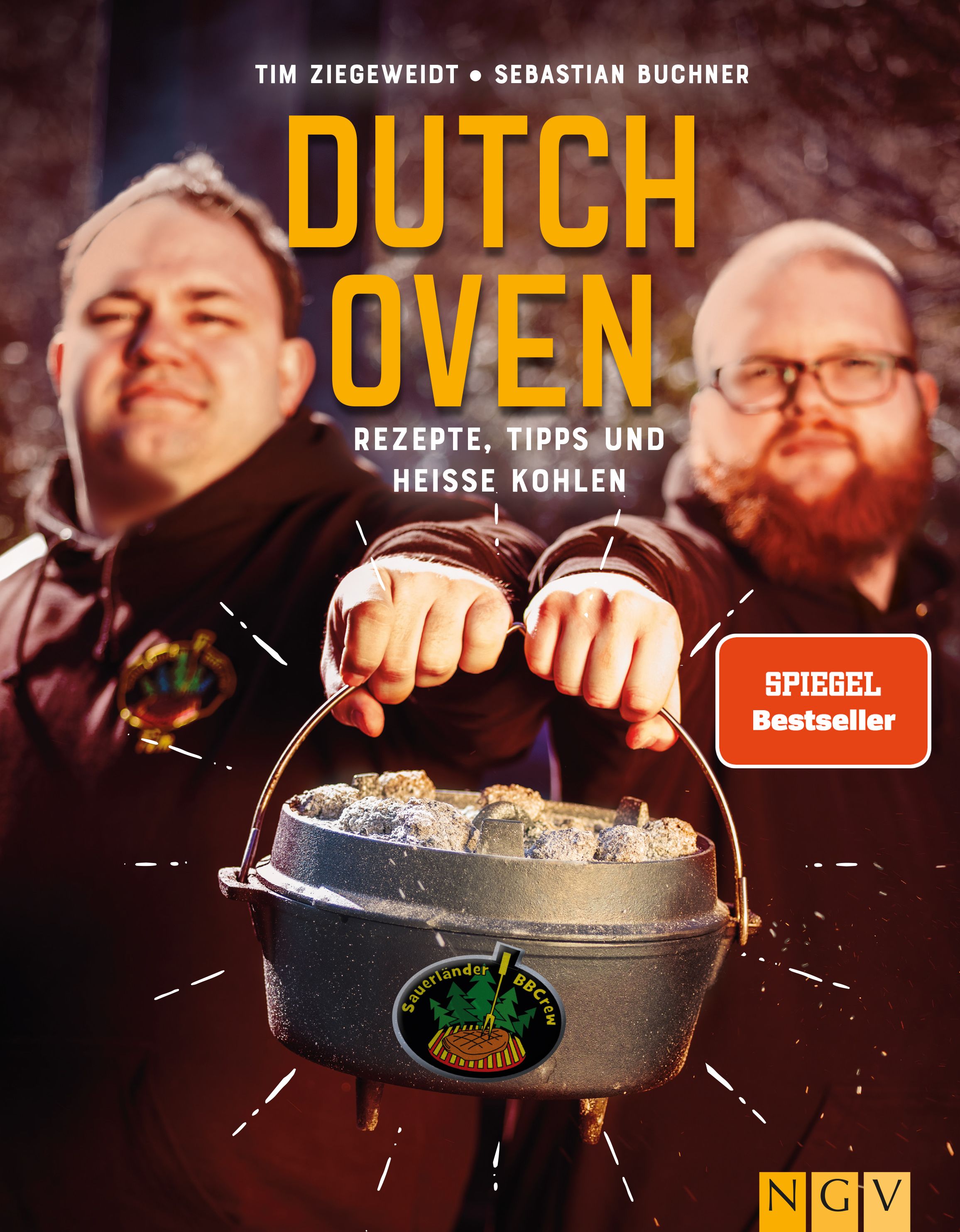 Buch "Dutch Oven" mit Rezepten. Zwei Männer halten einen Topf mit Kohlen. Spiegel Bestseller-Siegel.